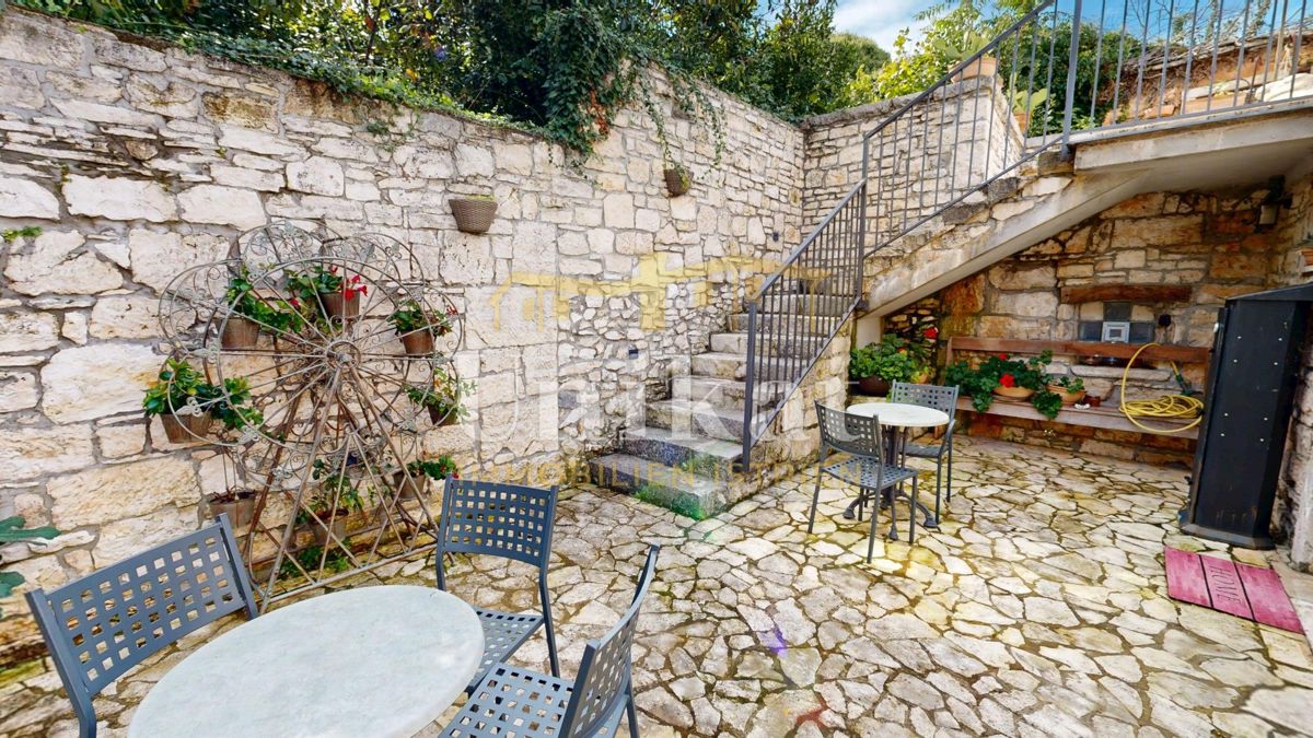 Splendida tenuta con due case in pietra e piscina